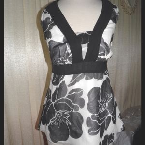WHITE HOUSE BLACK MARKET FLORAL TOP SIZE XS